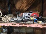 de nombreux outils sur l'étagère du garage