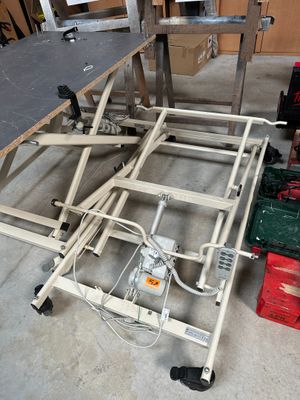 une photo d'un cadre de lit en métal dans un garage