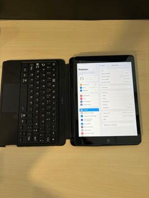 un ordinateur portable et une tablette posés l'un à côté de l'autre sur un bureau