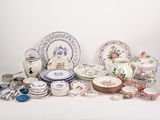 de nombreux types d'assiettes et de bols différents sur la table