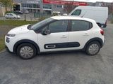 la photo d'une petite voiture blanche garée dans un parking