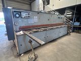 an image of a machine that is sitting in a warehouse