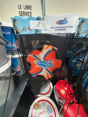 beaucoup de balles et de raquettes de tennis dans un sac