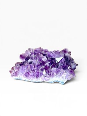 un gros plan sur un amas de cristaux violets posés sur une surface blanche