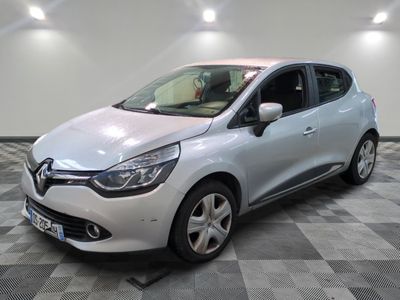 la voiture blanche est garée sur un carrelage à carreaux