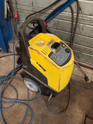 un générateur jaune et noir dans un garage, à côté d'une porte de garage