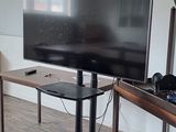 un téléviseur à écran plat posé sur un support dans un salon