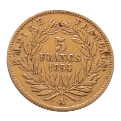 Gros plan sur une pièce d'or ornée d'une couronne.