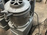 une machine posée au sol à côté d'autres machines
