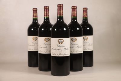 six bouteilles de vin sont alignées sur une table