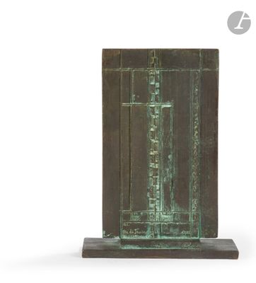 une image représentant une sculpture en bronze d'un grand immeuble posée sur un socle
