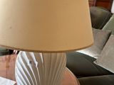 une lampe posée sur une table dans un salon