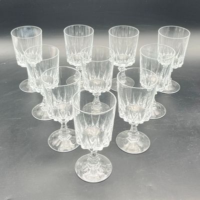 a lot of glasses that are sitting on a table