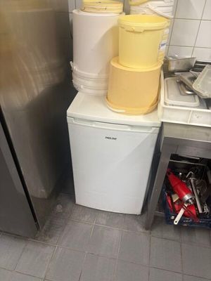 un réfrigérateur et un réfrigérateur-congélateur dans une petite cuisine