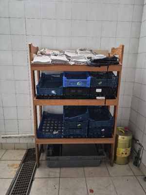 une étagère avec des caisses dessus dans une salle de bains