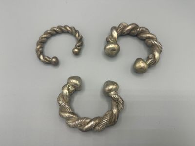 une paire de boucles d'oreilles « ear cuffs » en argent et une paire de boucles d'oreilles « ear cuffs » en argent