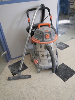 l'image d'un aspirateur posé sur le sol d'une pièce