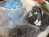 un sac en plastique contenant un chapeau et d'autres objets