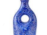 une image représentant une bouteille bleue ornée d'un motif décoratif