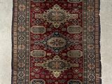 un tapis rouge et noir accroché au mur