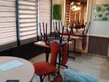 de nombreuses chaises et tables dans une pièce dotée de nombreuses fenêtres
