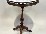 une image représentant une petite table ronde avec un plateau en marbre