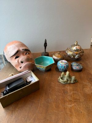 une table en bois sur laquelle sont posés un masque et d'autres objets