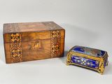 une petite boîte en bois et une petite boîte posées sur une surface blanche