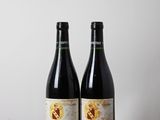 deux bouteilles de vin posées sur une table en bois