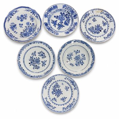 six assiettes bleues et blanches ornées de motifs floraux