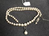gros plan d'un collier de perles sur une surface noire