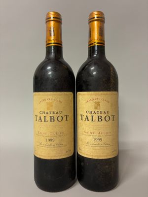 deux bouteilles de vin rouge posées l'une à côté de l'autre sur une table
