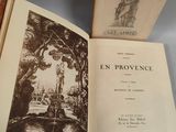 deux livres ouverts posés sur une table l'un à côté de l'autre