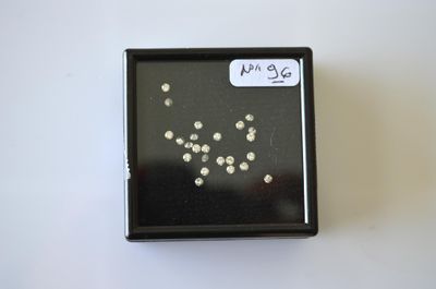 une image représentant une boîte parsemée de nombreux petits points blancs