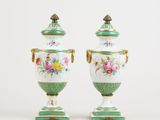 paire de vases anciens en porcelaine décorés de fleurs peintes