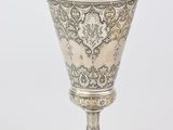 une coupe en argent ornée d'un motif floral sur le bord