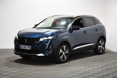 une voiture bleue est garée dans une pièce au sol à carreaux