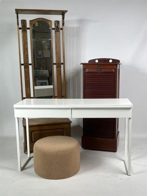 une table blanche avec un miroir et un tabouret