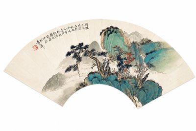 un éventail oriental orné d'une peinture représentant des montagnes et des arbres