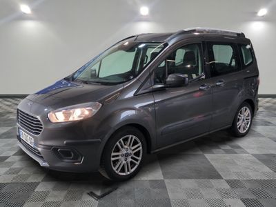 la camionnette grise est garée sur un sol en damier dans le garage