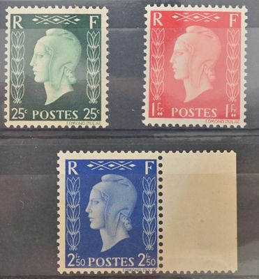 quatre timbres de couleurs différentes représentant le portrait d'un homme et d'une femme