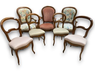 Trois fauteuils dont une paire à tissu floral et quatre chai…
