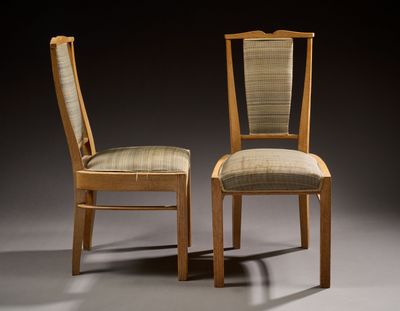 Attribué à DOMNIQUE Paire de chaises en chêne clair, à haut …