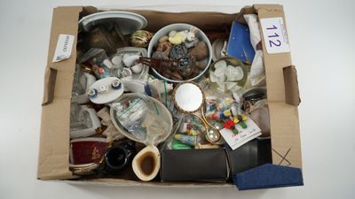 une boîte remplie d'objets assortis sur une table