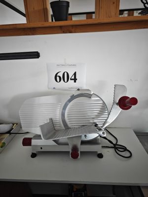 une petite machine posée sur une table