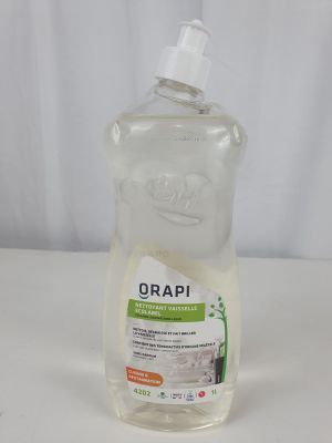 une bouteille de liquide posée sur une table