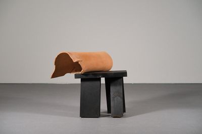 une photo d'un banc en bois avec une assise en cuir