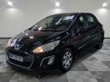 la petite voiture noire est garée dans une grande pièce