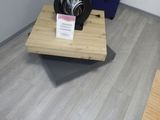 une table sur laquelle est posé un sac, dans une pièce