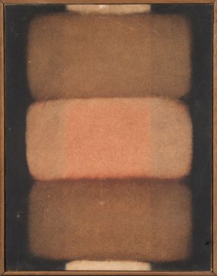 une image représentant un tableau orné de carrés marron et roses